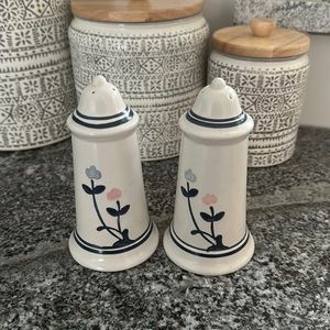 Pfaltzgraff Windsong salt & pepper shaker set